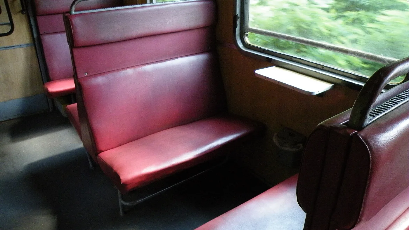 Image d’illustration : sièges en similicuir d’un train régional. Photo Flyz1, CC BY-SA 4.0, via Wikimedia Commons