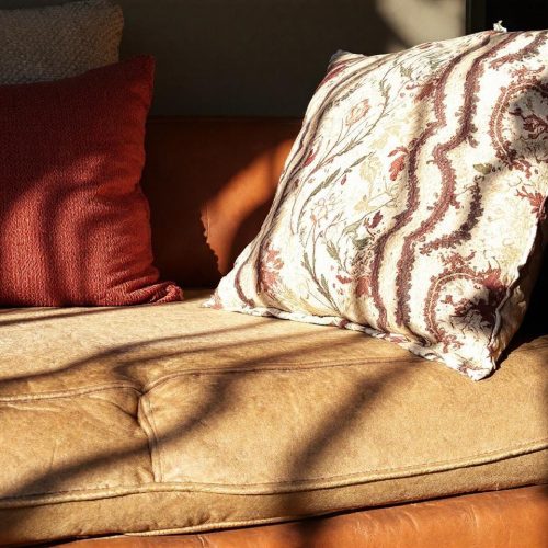 Comment nettoyer et raviver les couleurs d&rsquo;un canapé en tissu et cuir : nos techniques