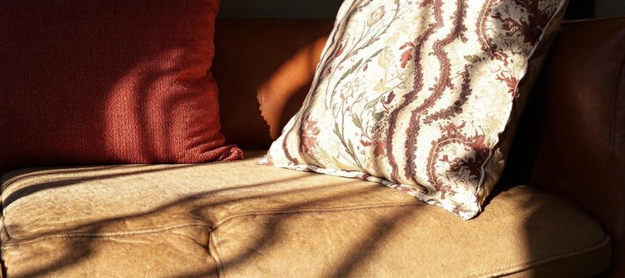 Comment nettoyer et raviver les couleurs d&rsquo;un canapé en tissu et cuir : nos techniques
